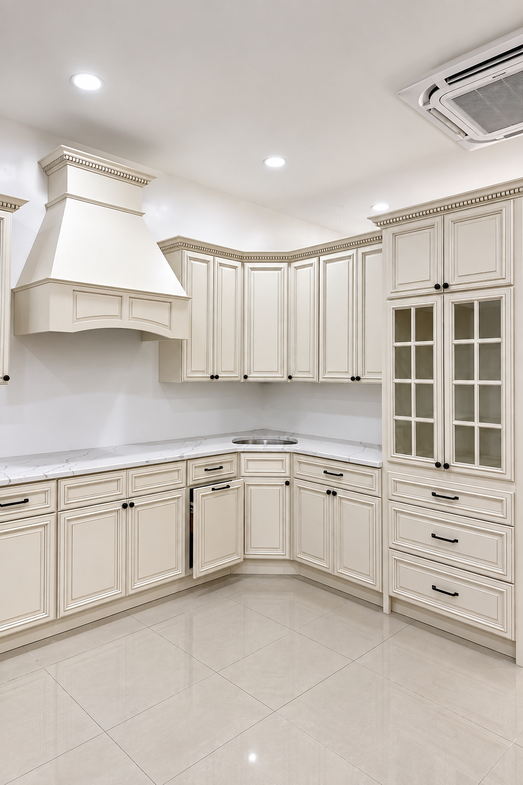 Pearl White shaker kitchen cabinets with glass-door pantry, range hood and crown molding – Fino Surfaces